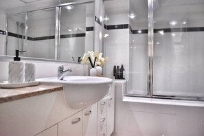 Dusche, Haartrockner, Handtücher