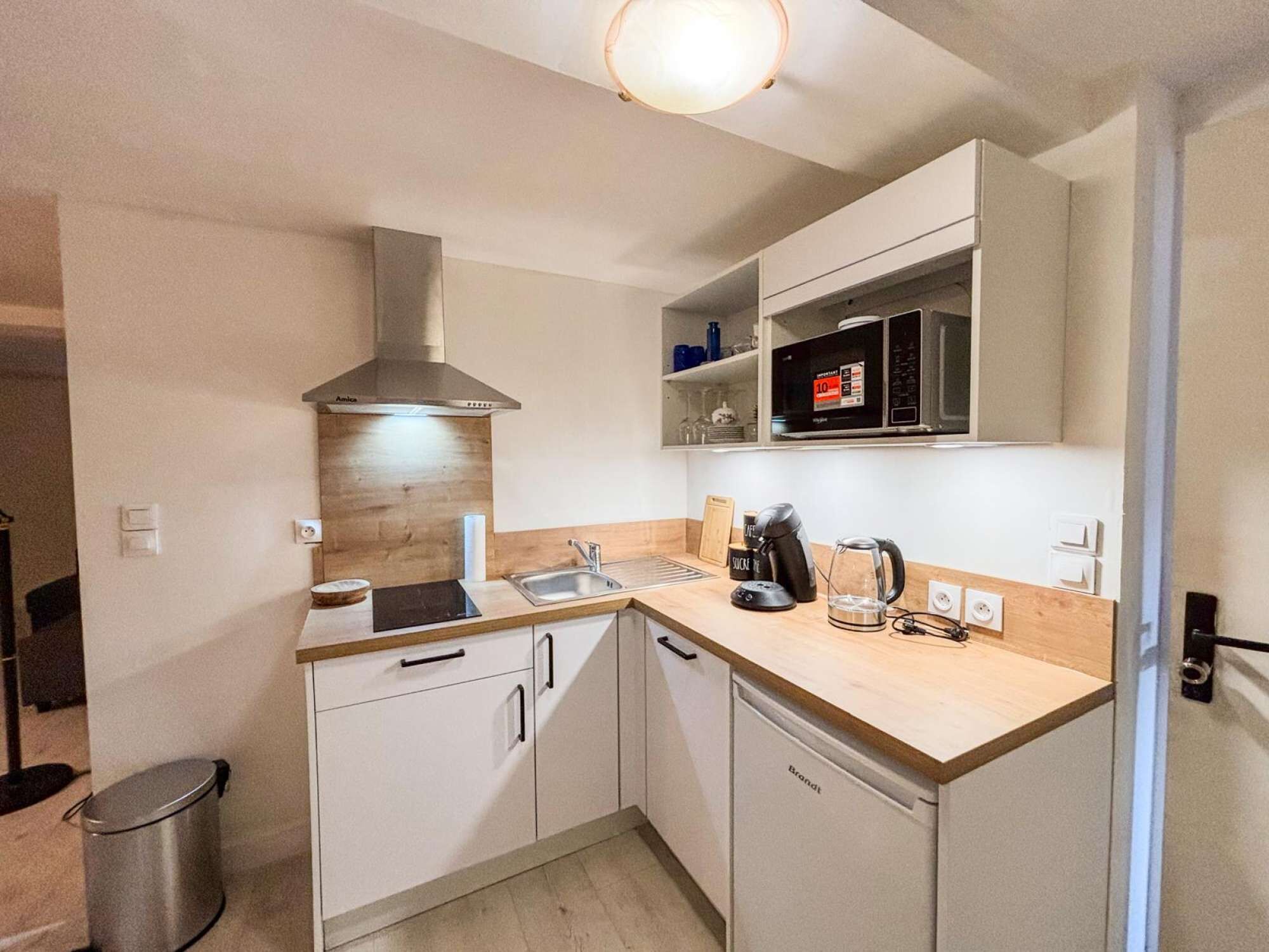 Réfrigérateur, micro-ondes, plaque de cuisson, lave-vaisselle