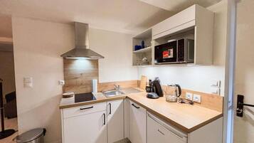 Réfrigérateur, micro-ondes, plaque de cuisson, lave-vaisselle