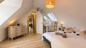 4 bedrooms, WiFi, bed sheets
