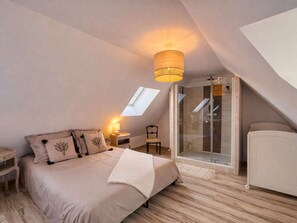 4 bedrooms, WiFi, bed sheets