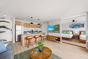 Un appartement moderne comprenant une cuisine, un coin repas et deux chambres.