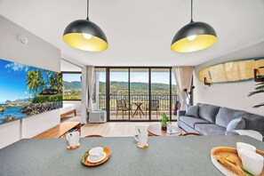 TV - 30Fl Renovated w/ Parking | Short Walk to Beach (Honolulu)