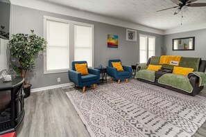 Smart-TV, Kamin, Arbeitsbereiche
