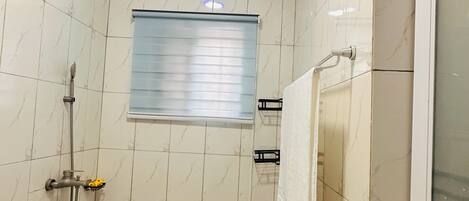 Douche, serviettes fournies, savon, papier toilette