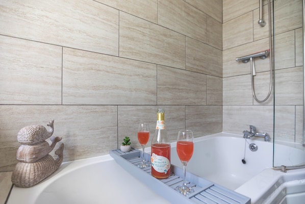 House | Bathroom | Shower, hair dryer, towels