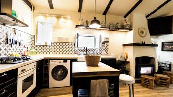 Een koelkast, een magnetron, een oven, een kookplaat