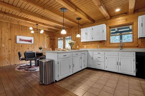 Kylskåp, mikrovågsugn, ugn och spishäll