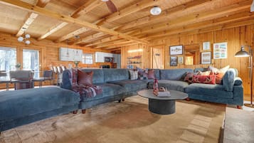 Fernseher, Kamin, Arbeitsbereiche