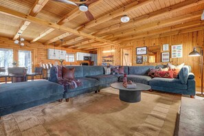 Télévision, cheminée, espaces bureaux