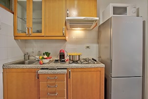 Refrigerador, microondas, placa de cocina, cafetera/tetera