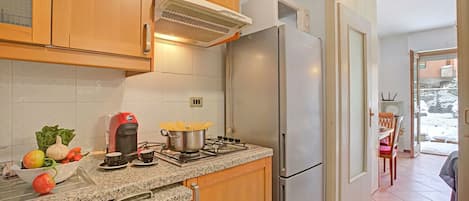 Réfrigérateur, micro-ondes, plaque de cuisson, cafetière/bouilloire