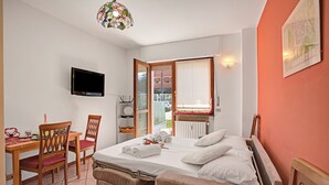 A bedroom with a bed, a desk with a chair, a television, and a window. - Bardonest - Central Studio in Bardonecchia (Bardonecchia)