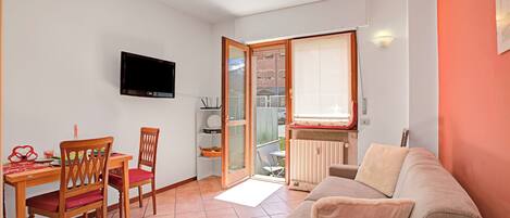 Monolocale Standard, vista montagna (Bardonest) | Soggiorno | TV a schermo piatto 21 pollici con canali via cavo