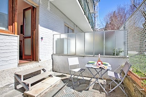 A patio with a table, chairs, and a bench. - Bardonest - Central Studio in Bardonecchia (Bardonecchia)