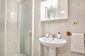 Dusche, Haartrockner, Bidet, Handtücher