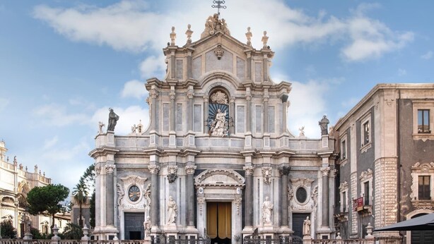 A historic building with ornate architecture, featuring a central dome and statues. - LUCA'S GARDEN B&B IN CATANIA (Catania)