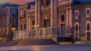 A historic building with a prominent entrance, columns, and a bell tower. - LUCA'S GARDEN B&B IN CATANIA (Catania)