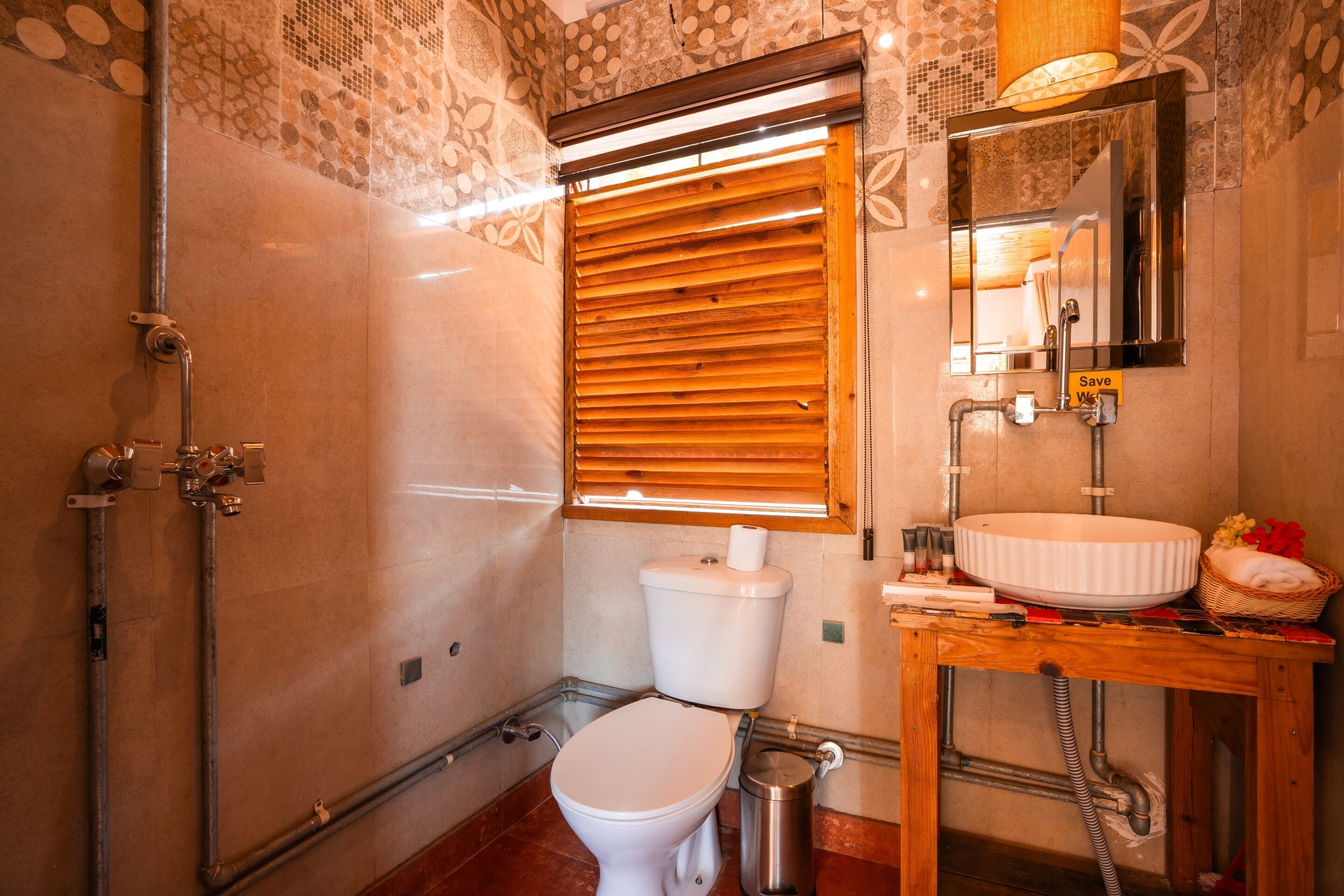 Une salle de bain équipée de toilettes, d’un bidet et d’un lavabo.