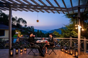 Couples dining - Moustache Select Mukteshwar (Dhari)