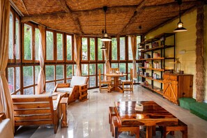 Lobby sitting area - Moustache Select Mukteshwar (Dhari)