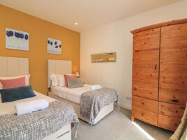 2 Schlafzimmer, individuell dekoriert, individuell eingerichtet