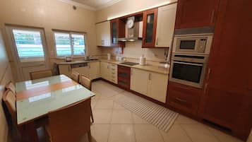 Een koelkast, een magnetron, een oven, een kookplaat