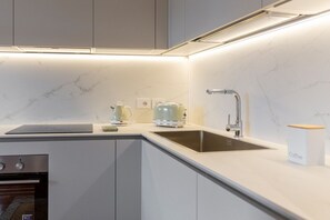 Fridge, oven, stovetop, dishwasher