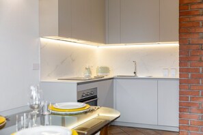 Fridge, oven, stovetop, dishwasher