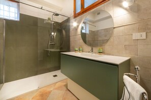 Dutxa, assecador de cabells, bidet i tovalloles 