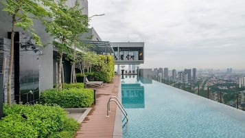 2 outdoor pools
