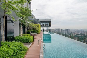 2 outdoor pools - Millerz Square Family Rooms by TwoFive (Kuala Lumpur)