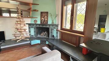 Télévision, cheminée