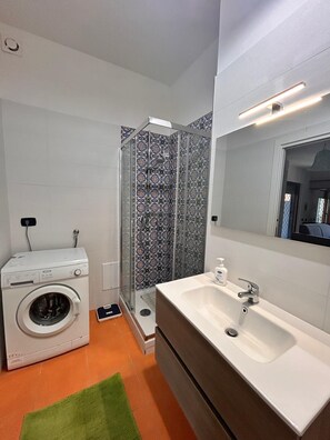 Douche, séchoir à cheveux, bidet, serviettes fournies