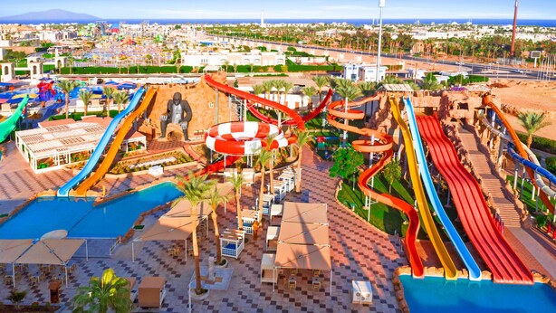 Ein Wasserpark mit mehreren Wasserrutschen und einem Poolbereich.