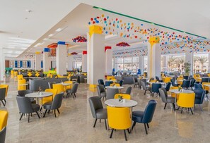 6 bars-salons, bar attenant à la piscine, bar sur la plage