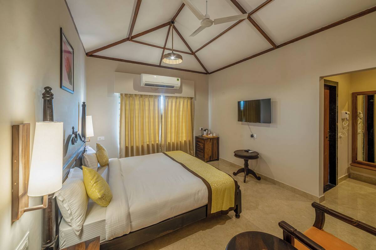 Deluxe Double Room, Mountain View | Desk, laptop workspace, soundproofing, free WiFi