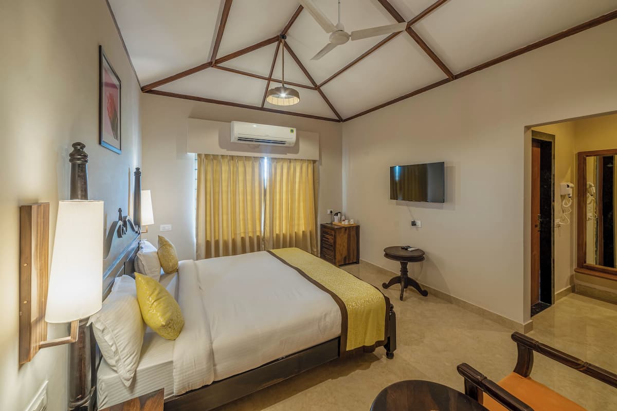 Deluxe Double Room, Mountain View | Desk, laptop workspace, soundproofing, free WiFi