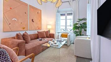 Apartment (3 Bedrooms) | Living area