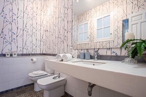 Apartment (3 Bedrooms) | Bathroom | Shower, free toiletries, hair dryer, towels - Exclusive Apartment in Seville. Almansa II (Seville)