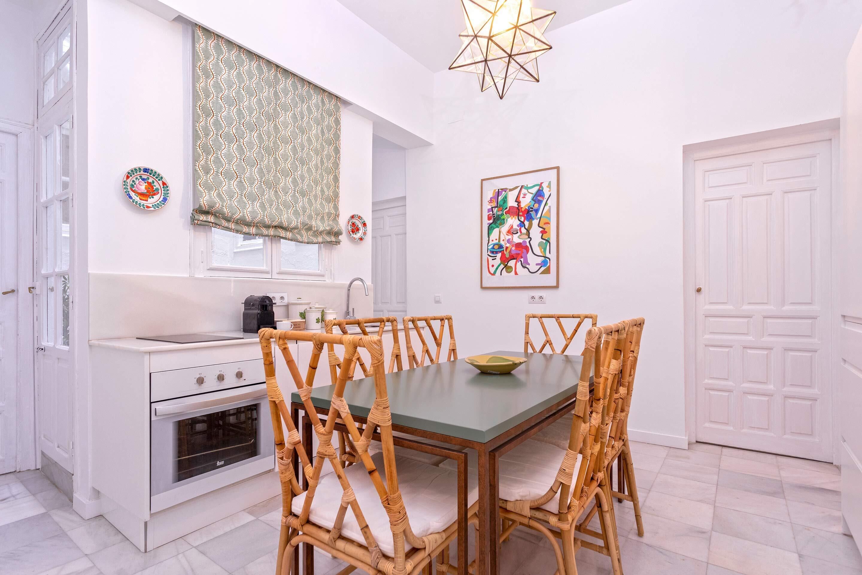 Apartamento (3 Bedrooms) | Cocina privada | Cafetera o tetera, frigorífico grande, microondas y horno