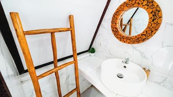 Habitación estándar | Baño | Toallas, jabón, shampoo