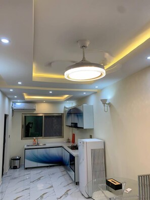 Appart'hôtel Familial, balcon, vue ville | Cuisine privée | Réfrigérateur, micro-ondes, four, plaque de cuisson