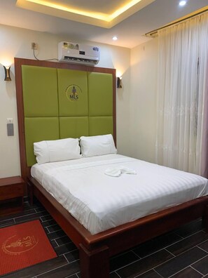 In-room safe, desk, laptop workspace, blackout drapes - Summit Guest House (Babenga)
