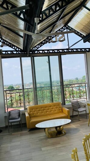 Lobby lounge - Summit Guest House (Babenga)