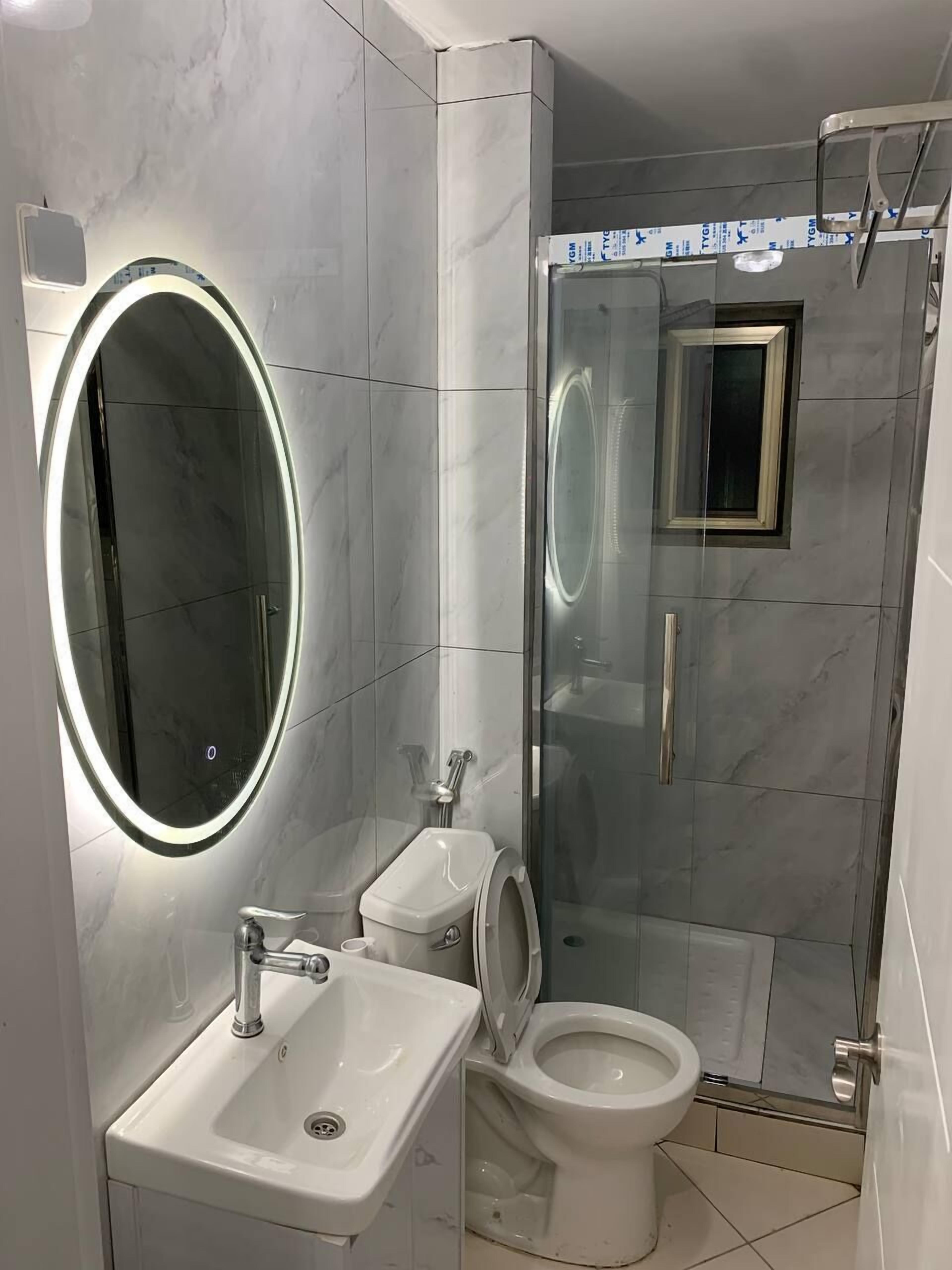 Familieleilighet, balkong, byutsikt | Bad | Dusj, håndklær, såpe og sjampo