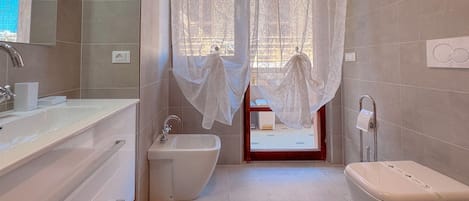 Dusche, Haartrockner, Bidet, Handtücher