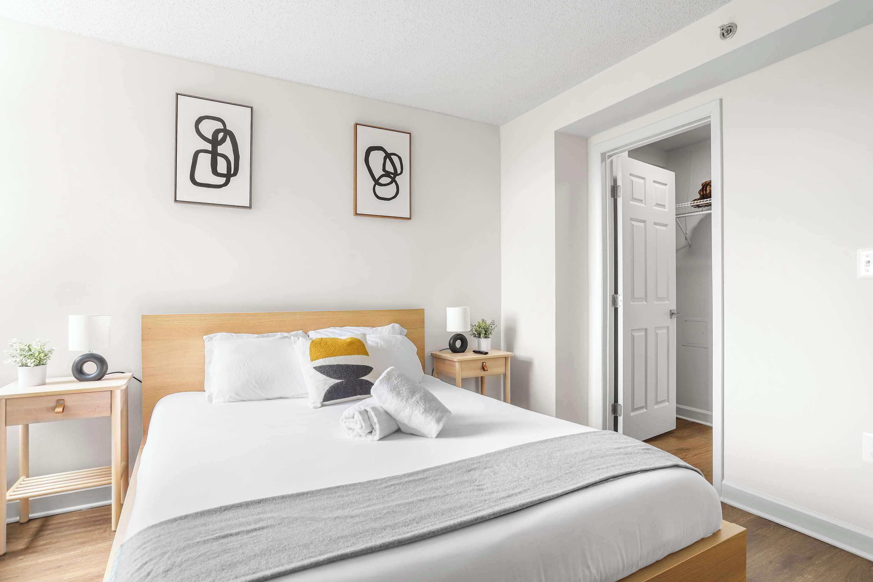 1 slaapkamer, een bureau, een strijkplank/strijkijzer, reisbedje