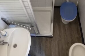 تجهيزات دش، مجففات شعر، مراحيض شطف، مناشف