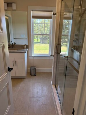 Sèche-cheveux, serviettes fournies, savon, papier toilette